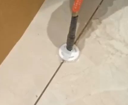 玛多瓷砖空鼓维修公司专业解答瓷砖在铺贴过程中，如果没有涂抹均匀到位的粘结材料（如水泥砂浆或瓷砖胶），可能会导致以下问题