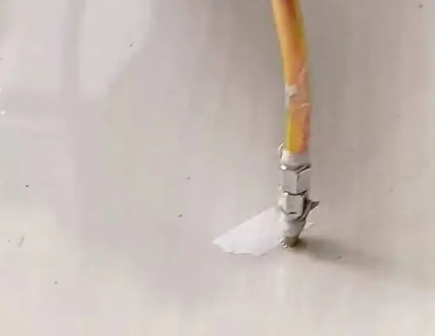 玛多瓷砖空鼓维修公司专业解答在瓷砖铺贴过程中，如果使用的砂料过粗（如全部使用了粗砂），可能会导致以下问题